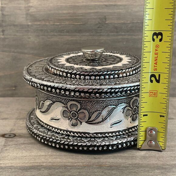 Vintage Style Round Filigree Silver Tone Mini Storage Gift Trinket Box - Picture 3 of 9